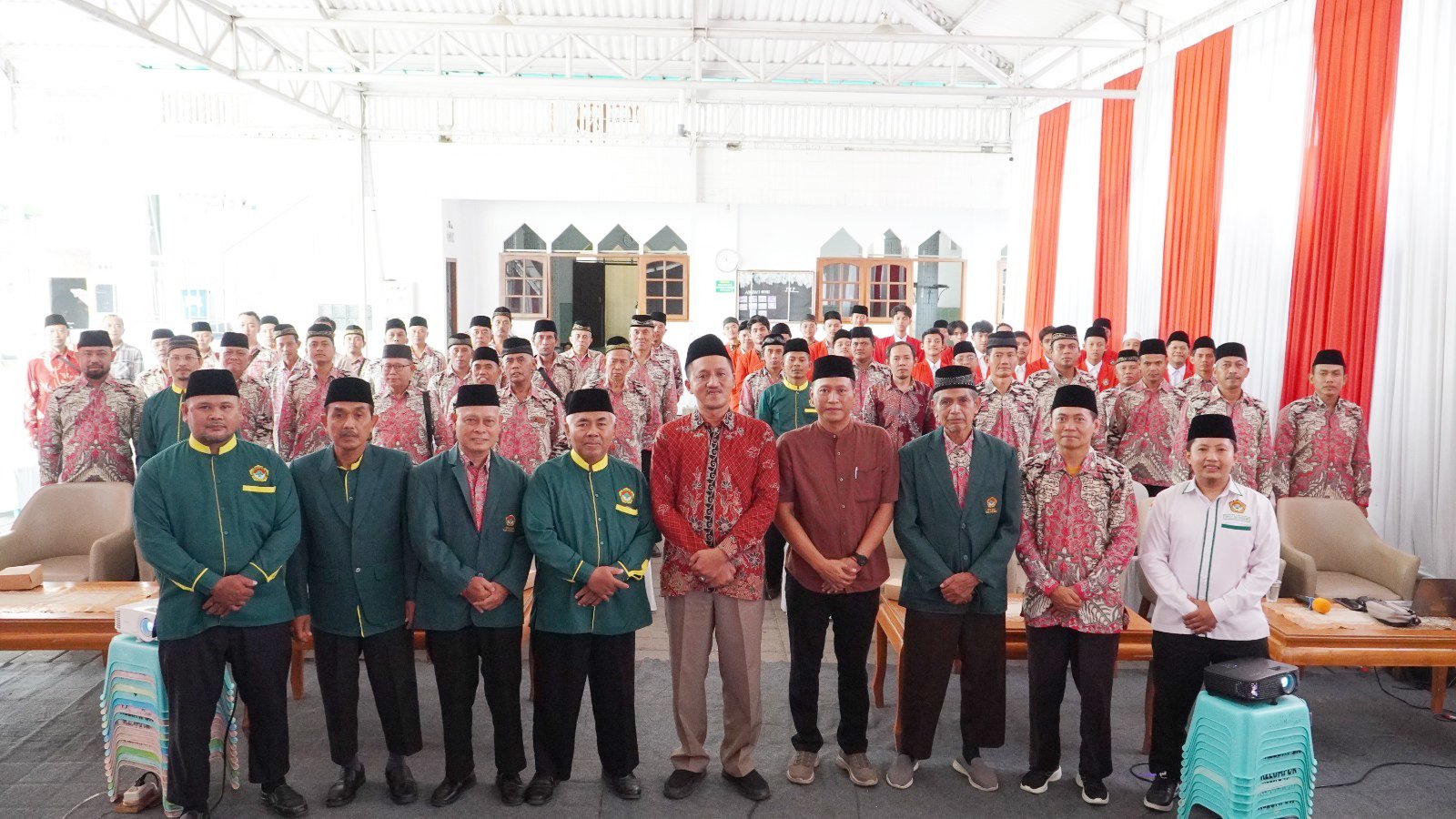 Foto bersama PLH Kasi Bimas Kantor Kemenag Kabupaten Ngawi dengan Pengurus Harian DPD LDII Kab. Ngawi.