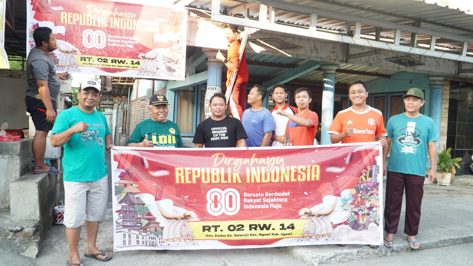 Warga RT 02 RW14 yang ikut dalam Giat Kerja Bakti Bersama Nasional 2025 dengan LDII