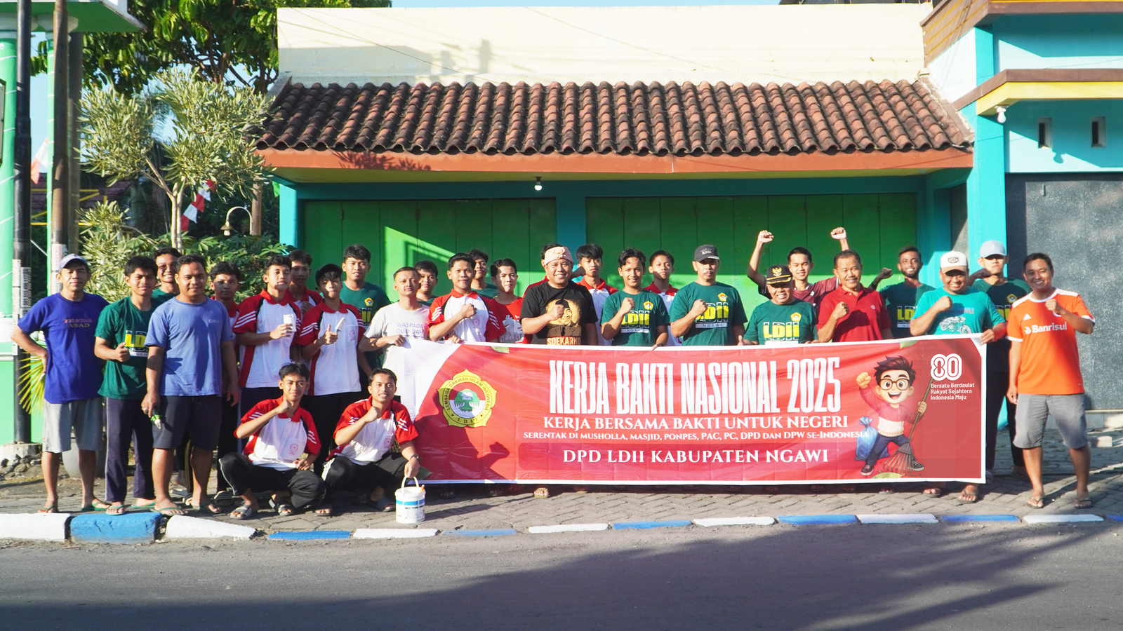 Menyambut Hari Ulang Tahun (HUT) ke-80 Kemerdekaan Republik Indonesia, DPD LDII Kabupaten Ngawi menggelar Kerja Bakti Nasional 2025 secara serentak.