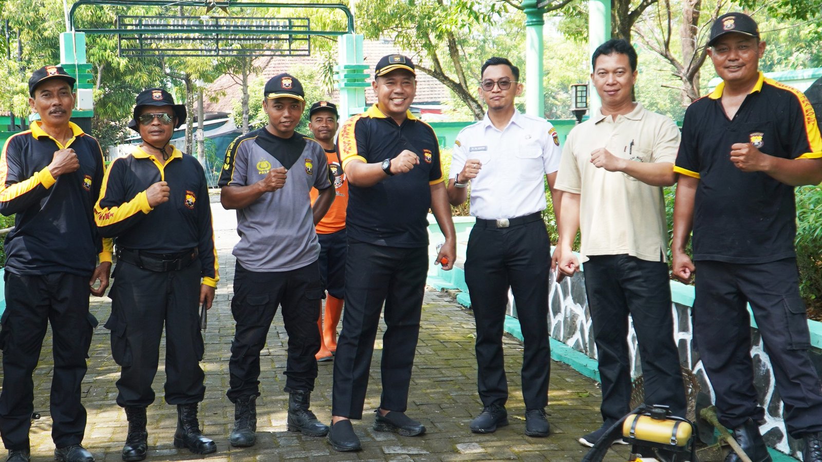 Ketua Senkom Mitra Polri Sarjono (tengah) menjadi Koordinator Kegiatan Bersih-bersih Area TMP Ngawi