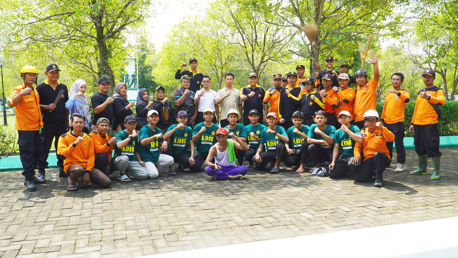 Menjelang peringatan Hari Ulang Tahun (HUT) ke-80 Kemerdekaan Republik Indonesia, sejumlah elemen pemuda dan pelajar di Kabupaten Ngawi menggelar aksi membersihkan area Taman Makam Pahlawan Ngawi